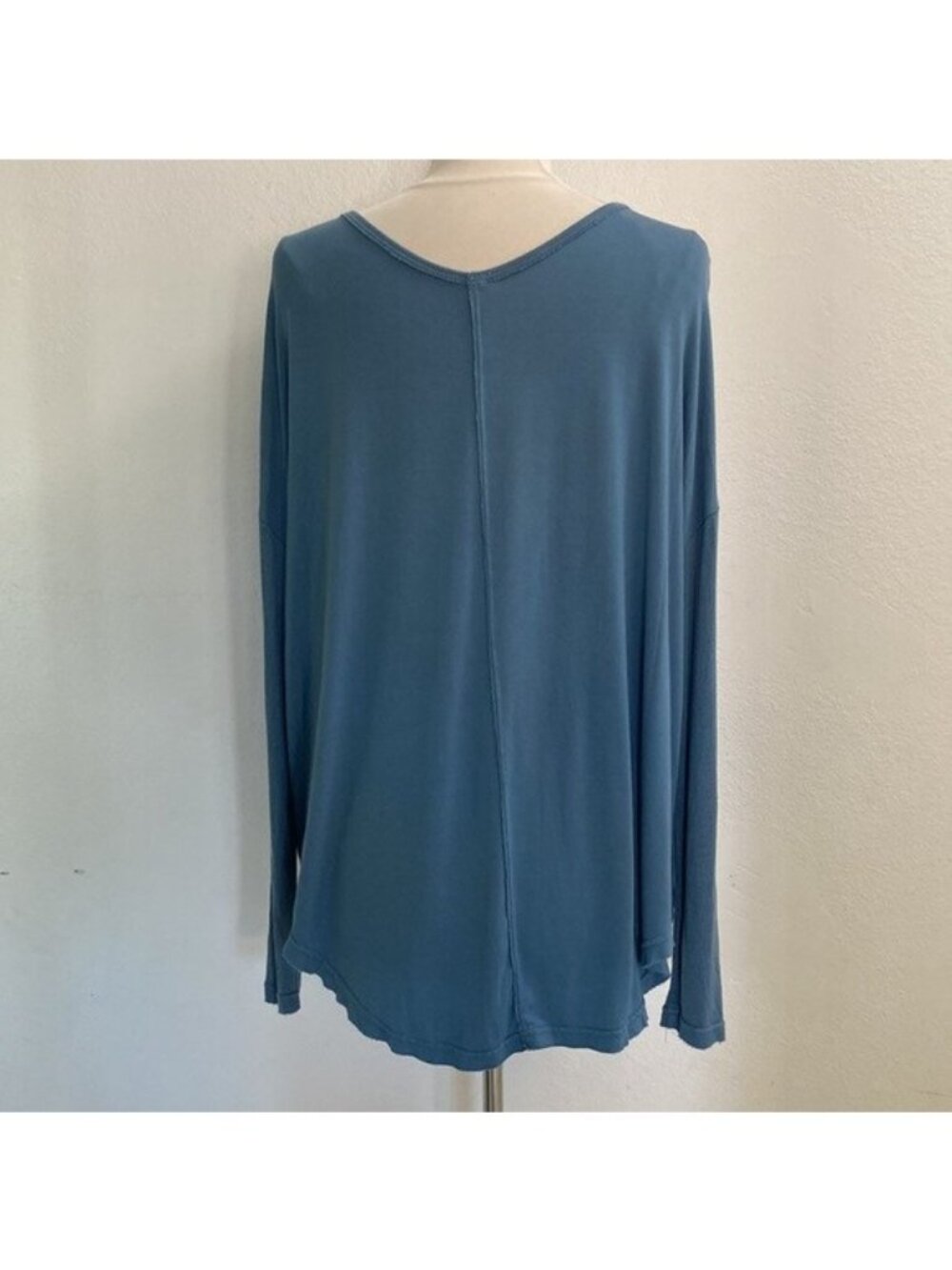 Free People oversized lagenlook size S blue distressed long sleeve top V-neck - Picture 3 of 8